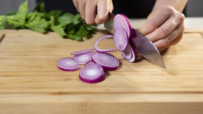 Affettate la cipolla e il sedano, poi metteteli e rosolare in un tegame, mescolando spesso per non farli attaccare al fondo.